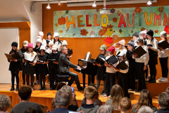 Herbstliches-Chorkonzert-auf-der-Buehne